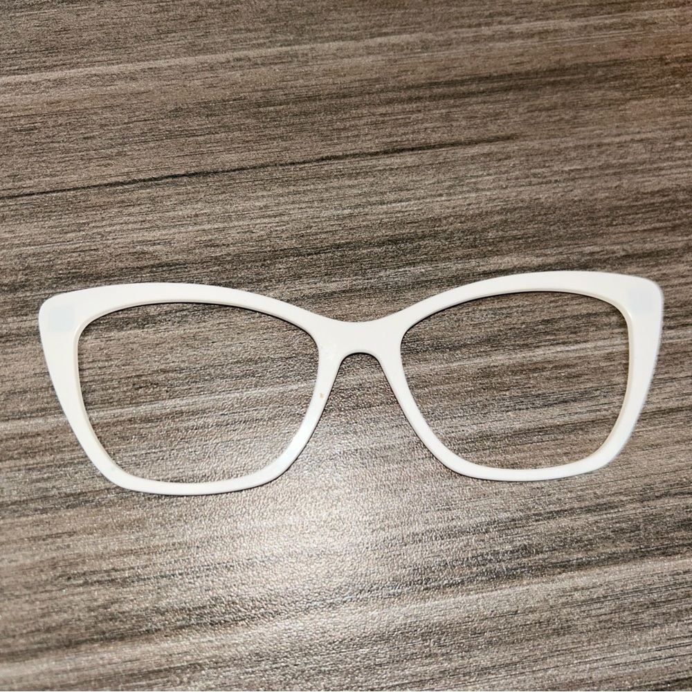 Chic White Cat-Eye Wanda Topper